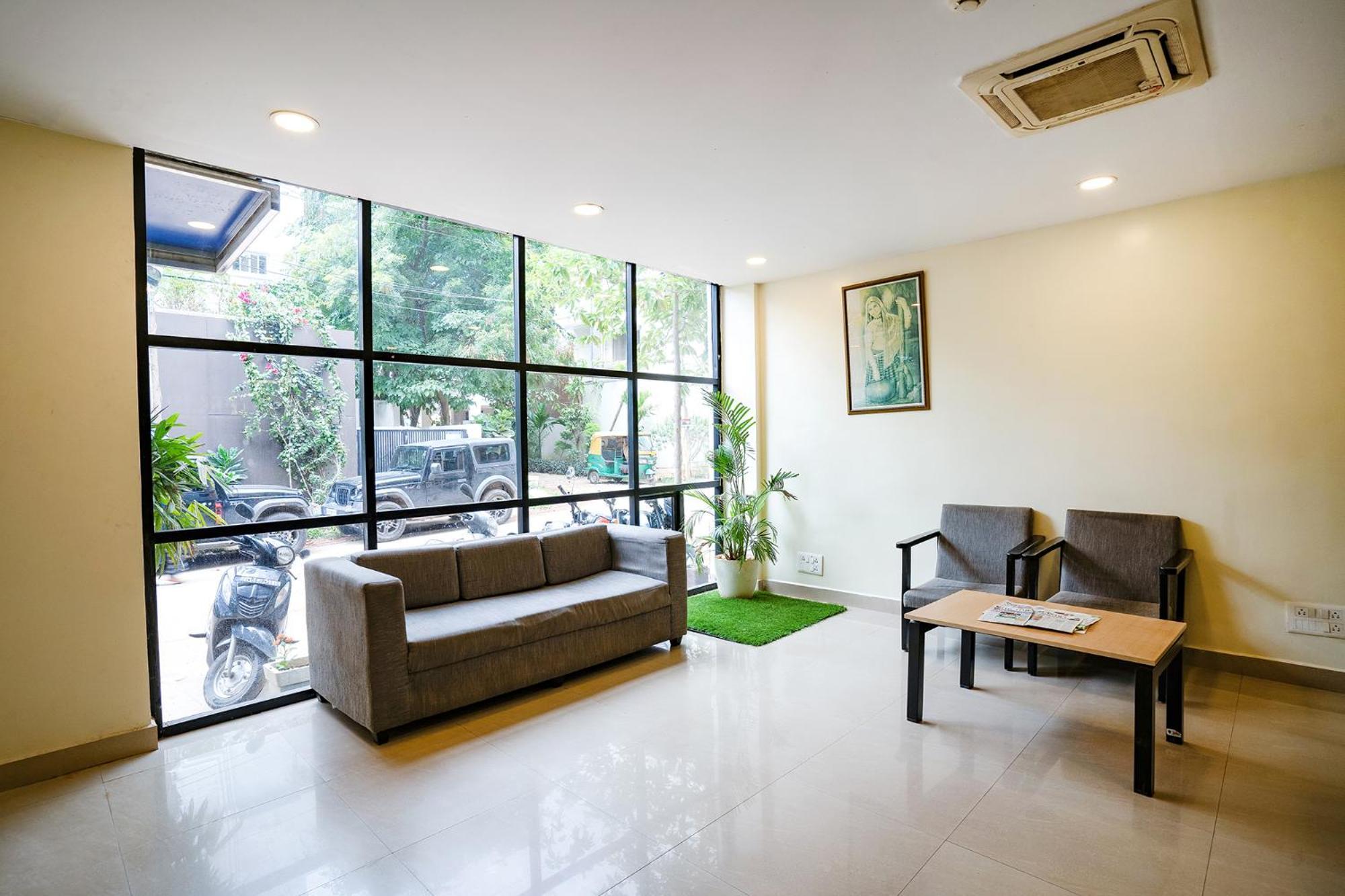 Capital O 61292 Manyata Sterling Hotel Bangalore Bagian luar foto