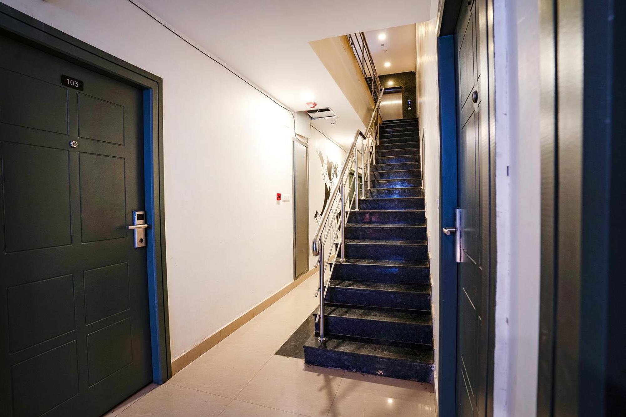 Capital O 61292 Manyata Sterling Hotel Bangalore Bagian luar foto